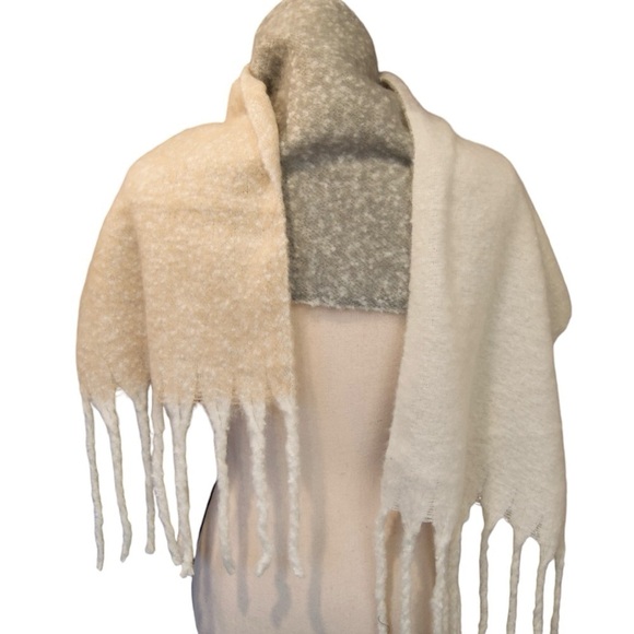 Old Navy Brushed Scarf Soft Fringe, Neutral Stripe NWT - Picture 7 of 7